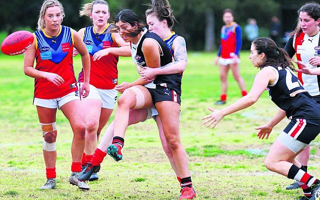 Lindi Nankin gets a kick away in heavy traffic in AJAX’s semi-final win
against Parkdale last Saturday at Gary Smorgon Oval. Photo: Peter Haskin