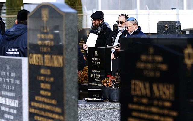 Paul Segal’s consecration at Melbourne Chevra Kadisha cemetery in
Springvale last Sunday. Photo: Peter Haskin. Paul Segal’s consecration at Melbourne Chevra Kadisha cemetery in
Springvale last Sunday. Photo: Peter Haskin.