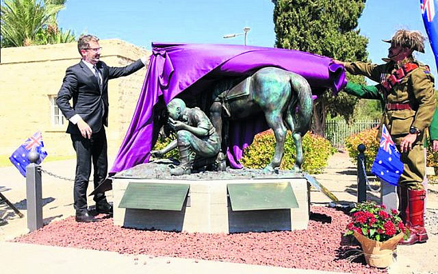 Australia’s ambassador to Israel Chris Cannan (left) and Aboriginal Light
Horseman Jack Pollard’s grandson Mark Pollard unveil the statue. Australia’s ambassador to Israel Chris Cannan (left) and Aboriginal Light
Horseman Jack Pollard’s grandson Mark Pollard unveil the statue.