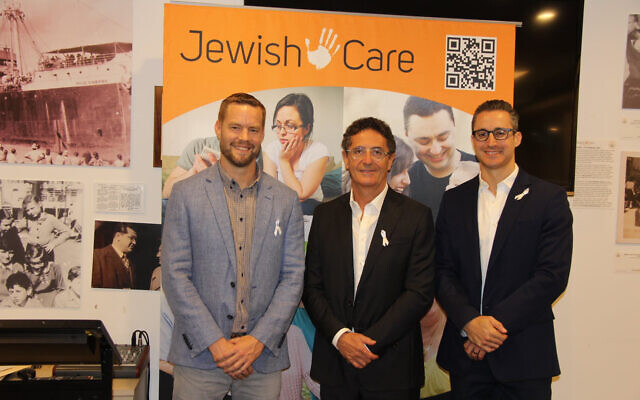 From left: JewishCare’s 2018 Men’s White Ribbon Day Breakfast guest speaker Dr Michael Salter, past
president Allan Vidor, and current president Jason Sandler. From left: JewishCare’s 2018 Men’s White Ribbon Day Breakfast guest speaker Dr Michael Salter, past
president Allan Vidor, and current president Jason Sandler.