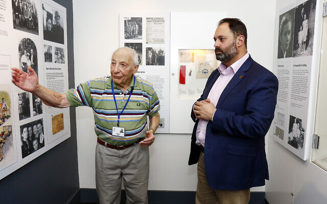 Shoah survivor and JHC guide Joe De Haan with former politician Philip
Dalidakis. Photo: Peter Haskin Shoah survivor and JHC guide Joe De Haan with former politician Philip
Dalidakis. Photo: Peter Haskin