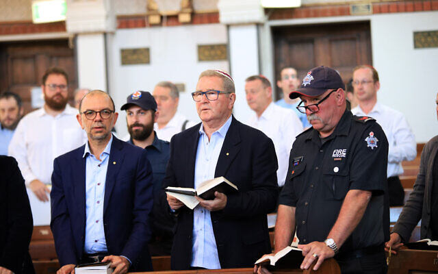Rabbi Ralph Genende, David Smorgon and John Branagan from the Melbourne
Metropolitan Fire Brigade at Sunday evening’s service. Photo: Peter Haskin Rabbi Ralph Genende, David Smorgon and John Branagan from the Melbourne
Metropolitan Fire Brigade at Sunday evening’s service. Photo: Peter Haskin