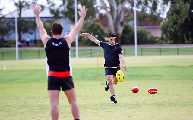 Nick Lewis and Kane Nissenbaum in a one-on-one
training session. Photos: Peter Haskin Nick Lewis and Kane Nissenbaum in a one-on-one
training session. Photos: Peter Haskin