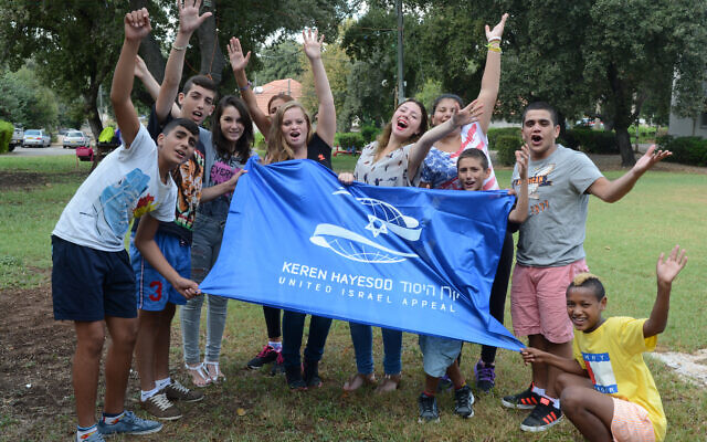 Israelis at a
Keren Hayesod youth village show their appreciation. Israelis at a
Keren Hayesod youth village show their appreciation.