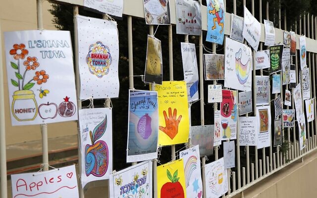 Caulfield Shule’s Wall of Wishes.
Photo: Peter Haskin Caulfield Shule’s Wall of Wishes.
Photo: Peter Haskin