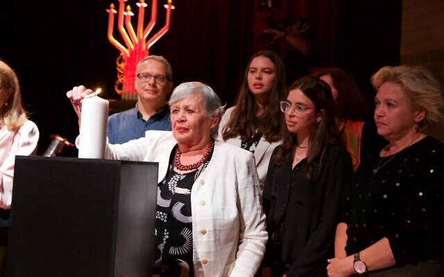 Sofia Parij lights a candle with her family. Photo: Giselle Haber Sofia Parij lights a candle with her family. Photo: Giselle Haber