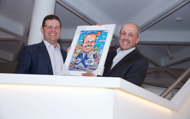JBOD president Lesli Berger (left)
presents a caricature to Alhadeff.
Photo: Giselle Haber JBOD president Lesli Berger (left)
presents a caricature to Alhadeff.
Photo: Giselle Haber