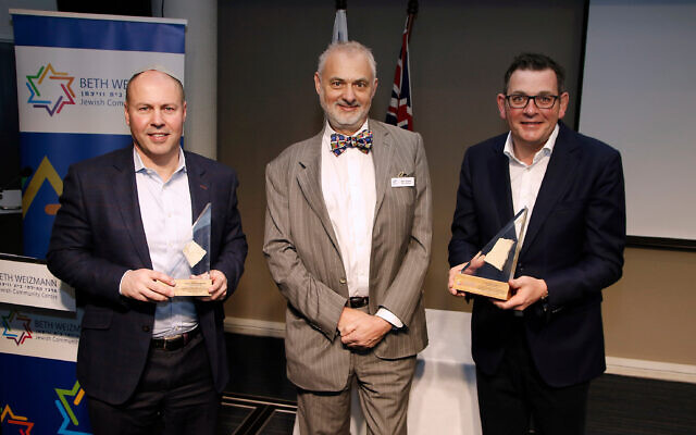 Josh Frydenberg (left) and Daniel Andrews (right) with plaques of Jerusalem
stone marking the reopening of BWJCC, with Sam Tatarka . Photo: Peter Haskin Josh Frydenberg (left) and Daniel Andrews (right) with plaques of Jerusalem
stone marking the reopening of BWJCC, with Sam Tatarka . Photo: Peter Haskin