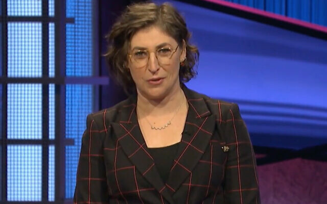 Mayim Bialik in her 'Jeopardy!' debut, May 31, 2021. Photo: Screenshot from ABC (US) Mayim Bialik in her 'Jeopardy!' debut, May 31, 2021. Photo: Screenshot from ABC (US)