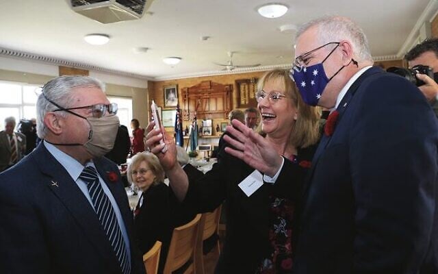 Prime Minister Scott Morrison (right) with Felix and Yvonne Sher waving at the couple's grandchildren over FaceTime. Photo: Peter Haskin Prime Minister Scott Morrison (right) with Felix and Yvonne Sher waving at the couple's grandchildren over FaceTime. Photo: Peter Haskin