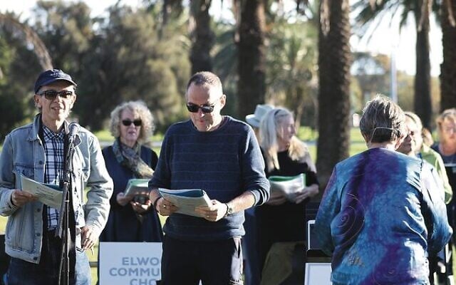 Les Haberfield (left) singing with the Elwood Community Choir. Les Haberfield (left) singing with the Elwood Community Choir.