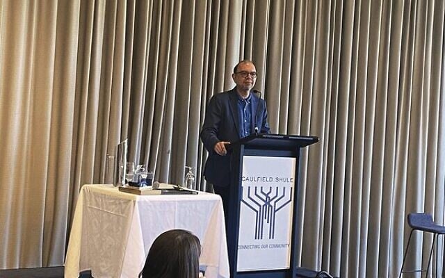 Rabbi Ralph Genende addresses his Caulfield Shule farewell event. Rabbi Ralph Genende addresses his Caulfield Shule farewell event.