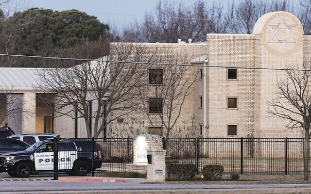 Police in front of the Congregation Beth Israel in Colleyville, Texas.
Photo: AP Photo/Brandon Wade Police in front of the Congregation Beth Israel in Colleyville, Texas.
Photo: AP Photo/Brandon Wade