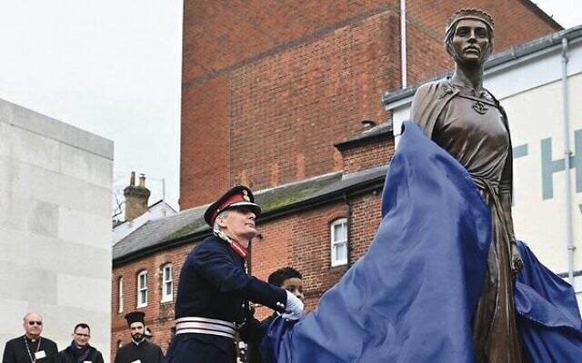 Lord-Lieutenant of Hampshire Nigel Atkinson unveils the statue of Licoricia.
Photo: Justin Tallis/Pool/AFP Lord-Lieutenant of Hampshire Nigel Atkinson unveils the statue of Licoricia.
Photo: Justin Tallis/Pool/AFP