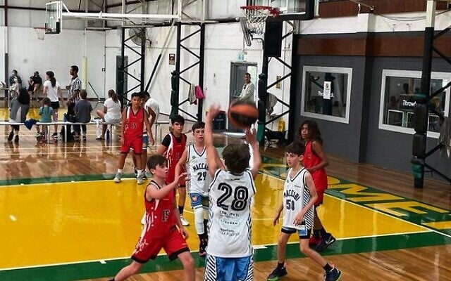 The Maccabi U14 Cavaliers shoot for glory versus Inner City last weekend. The Maccabi U14 Cavaliers shoot for glory versus Inner City last weekend.