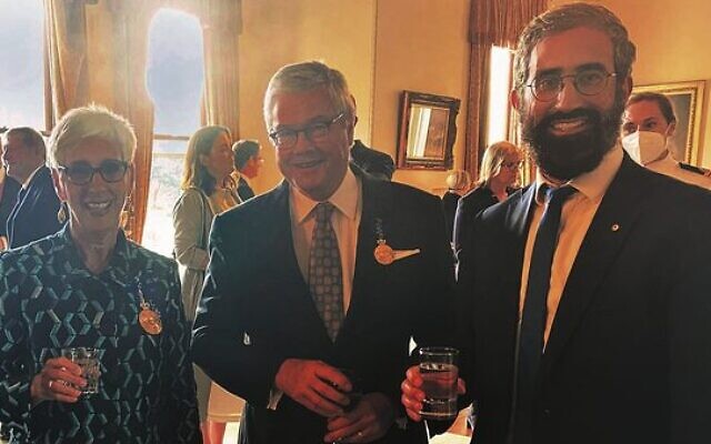 Rabbi Yaakov Glasman (right) with Linda Dessau and her husband Anthony Howard. Rabbi Yaakov Glasman (right) with Linda Dessau and her husband Anthony Howard.