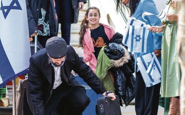 Ukrainian immigrants arrive at Ben Gurion Airport last Sunday.
Photo: Courtesy Ukrainian immigrants arrive at Ben Gurion Airport last Sunday.
Photo: Courtesy