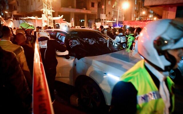 Israeli police officers and rescue forces are seen at the scene of a shooting attack in Bnei Brak, March 29, 2022. Photo by Avshalom Sassoni/Flash90 *** Local Caption *** áðé áø÷
ôéâåò
îùèøä
ëåçåú äöìä
îãà
æ÷à
âåôä
äøåâéí
ôöåòéí
èøåø
îçáìéí Israeli police officers and rescue forces are seen at the scene of a shooting attack in Bnei Brak, March 29, 2022. Photo by Avshalom Sassoni/Flash90 *** Local Caption *** áðé áø÷
ôéâåò
îùèøä
ëåçåú äöìä
îãà
æ÷à
âåôä
äøåâéí
ôöåòéí
èøåø
îçáìéí