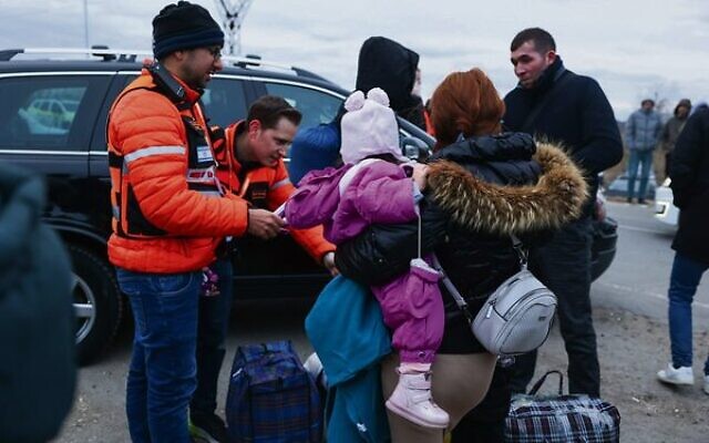 United Hatzalah medical personnel helping Ukrainian refugees in Moldova.
Photo: Courtesy/United Hatzalah United Hatzalah medical personnel helping Ukrainian refugees in Moldova.
Photo: Courtesy/United Hatzalah