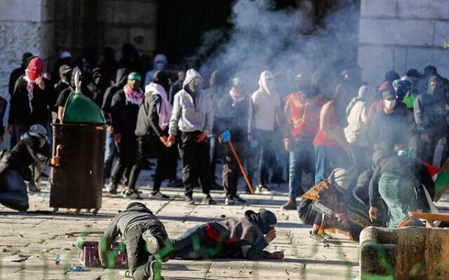 Palestinian demonstrators clash with Israeli police at Jerusalem's Al-Aqsa mosque compound on April 15. Photo: AHMAD GHARABLI / AFP Palestinian demonstrators clash with Israeli police at Jerusalem's Al-Aqsa mosque compound on April 15. Photo: AHMAD GHARABLI / AFP