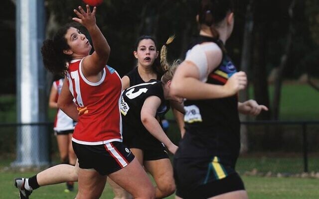 Mia Zielinski juggles a one-handed mark before slotting one of her three goals in her Jackettes debut last Saturday against Glen Eira. Photo: Peter Haskin Mia Zielinski juggles a one-handed mark before slotting one of her three goals in her Jackettes debut last Saturday against Glen Eira. Photo: Peter Haskin
