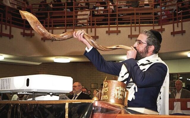 Rabbi Glasman blowing the shofar. Photo: Paul Topol Rabbi Glasman blowing the shofar. Photo: Paul Topol