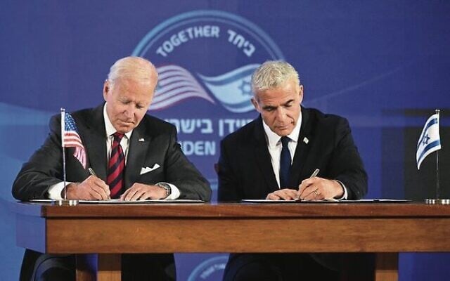 US President Joe Biden and Israeli Prime Minister Yair Lapid sign the declaration.
Photo: Mandel NGAN / AFP US President Joe Biden and Israeli Prime Minister Yair Lapid sign the declaration.
Photo: Mandel NGAN / AFP