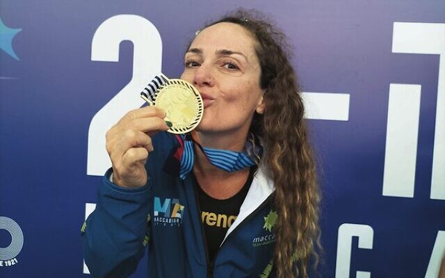 Masters swimmer Alida Lipton kisses the gold she won on her birthday.
Photos: Maccabi Australia Media Team Masters swimmer Alida Lipton kisses the gold she won on her birthday.
Photos: Maccabi Australia Media Team