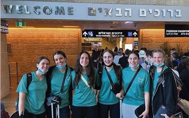 U16 netballers arriving at Ben-Gurion Airport on July 7. U16 netballers arriving at Ben-Gurion Airport on July 7.