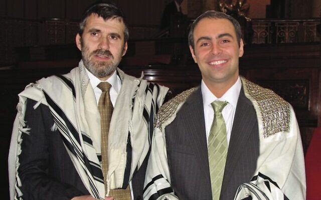 Rabbi/chazan Dovid Rubinfeld (left) with chazan Ronnie Kowadlo. Rabbi/chazan Dovid Rubinfeld (left) with chazan Ronnie Kowadlo.