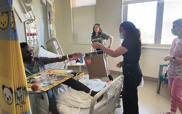 Chabad North Queensland teens handing out gifts at the hospital. Chabad North Queensland teens handing out gifts at the hospital.