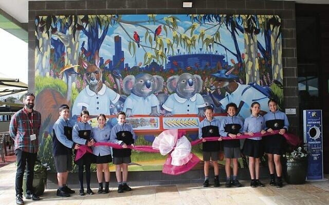 Artist in residence Glen Downey with year 6 students in front of the new mural. Artist in residence Glen Downey with year 6 students in front of the new mural.