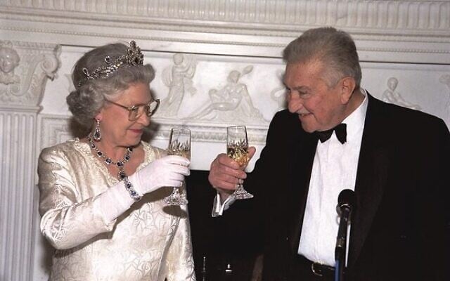 Israeli president Ezer Weizman (right) and Queen Elizabeth II share a toast at dinner in her honour hosted by Weizman in London, February 1997. Photo: GPO Israeli president Ezer Weizman (right) and Queen Elizabeth II share a toast at dinner in her honour hosted by Weizman in London, February 1997. Photo: GPO