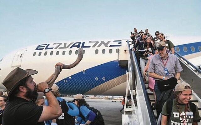 Immigrants from North America arriving on an aliyah flight in 2019.
Photo: Flash90 Immigrants from North America arriving on an aliyah flight in 2019.
Photo: Flash90