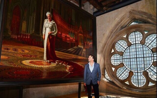 Ralph Heimans with his portrait of the Queen at Westminster Abbey. Photo: Ralph Heimans Ralph Heimans with his portrait of the Queen at Westminster Abbey. Photo: Ralph Heimans