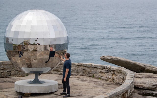 Joel Adler (NSW), Lens, Sculpture by the Sea, Bondi 2022. Photo: Charlotte Curd Joel Adler (NSW), Lens, Sculpture by the Sea, Bondi 2022. Photo: Charlotte Curd