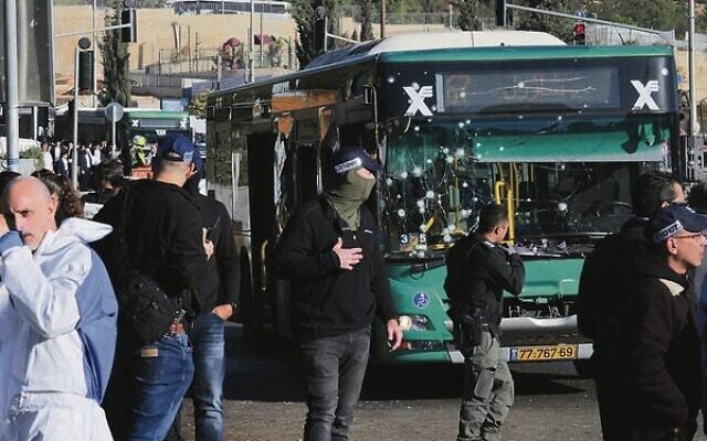 Israeli security forces gather in Jerusalem following an explosion at a bus stop on November 23, 2022. Photo: Menahem Kahana/AFP Israeli security forces gather in Jerusalem following an explosion at a bus stop on November 23, 2022. Photo: Menahem Kahana/AFP