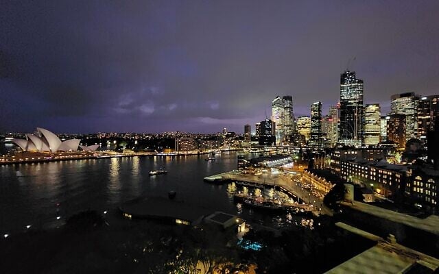 Sydney is a beautiful city. Sydney is a beautiful city.