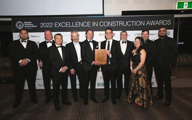 Montefiore CEO Robert Orie (centre left) holds the award with Tom Mautner, accompanied by representatives from Montefiore, Richard Crookes Builders and EDM Project Management. Montefiore CEO Robert Orie (centre left) holds the award with Tom Mautner, accompanied by representatives from Montefiore, Richard Crookes Builders and EDM Project Management.