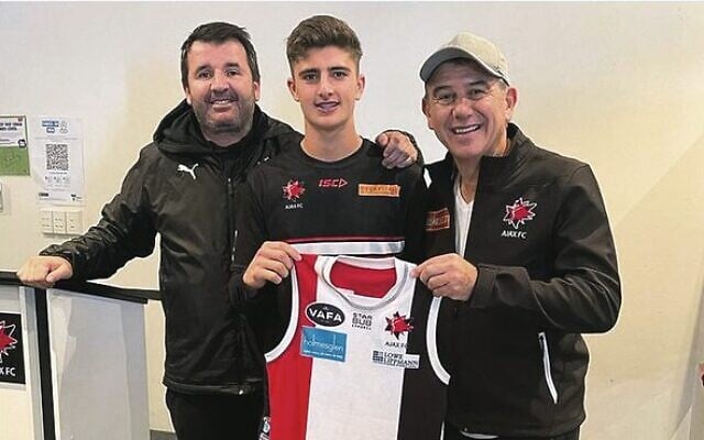 Harry Sheezel (centre) in April 2021 before his first senior game for AJAX, with (left) Adam Andrews and (right) Ronnie Lewis.