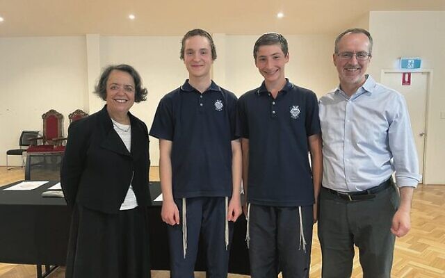 From Left: Miriam Munz, Benjamin Schwarz (winner), Shmuel Eisenberg (runner up) and their teacher Rabbi Ari Lobel. From Left: Miriam Munz, Benjamin Schwarz (winner), Shmuel Eisenberg (runner up) and their teacher Rabbi Ari Lobel.
