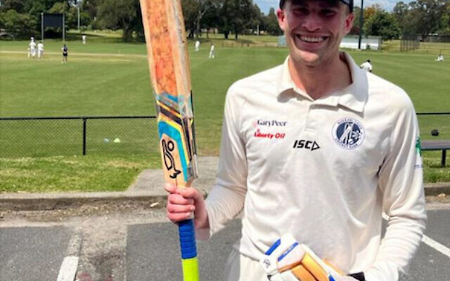 Maccabi-AJAX second XI batter Steve Lustig top-scored with 62 runs. Maccabi-AJAX second XI batter Steve Lustig top-scored with 62 runs.