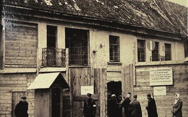 Main entrance to the Ghetto of Vilnius in Lithuania, during WWII.
Photo: Wikimedia Commons – public domain Main entrance to the Ghetto of Vilnius in Lithuania, during WWII.
Photo: Wikimedia Commons – public domain