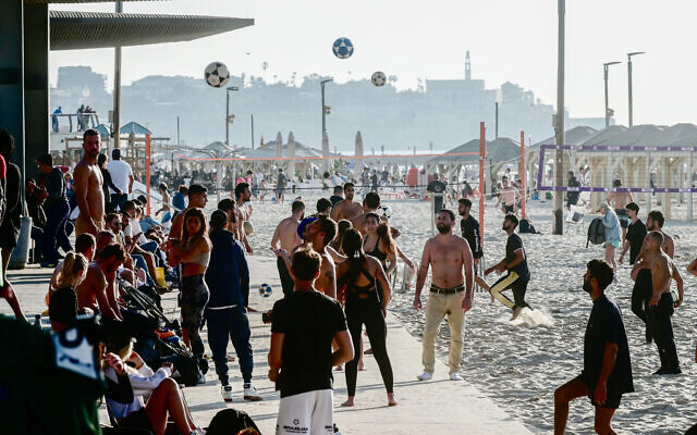 Israelis enjoy the beach in Tel Aviv on a hot winter day, January 21, 2023. Photo: Avshalom Sassoni/Flash90 Israelis enjoy the beach in Tel Aviv on a hot winter day, January 21, 2023. Photo: Avshalom Sassoni/Flash90