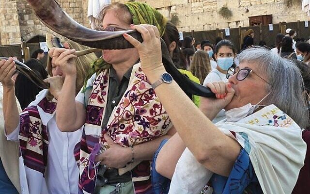 Lesley Sachs (right) blows a shofar at the Western Wall. Lesley Sachs (right) blows a shofar at the Western Wall.