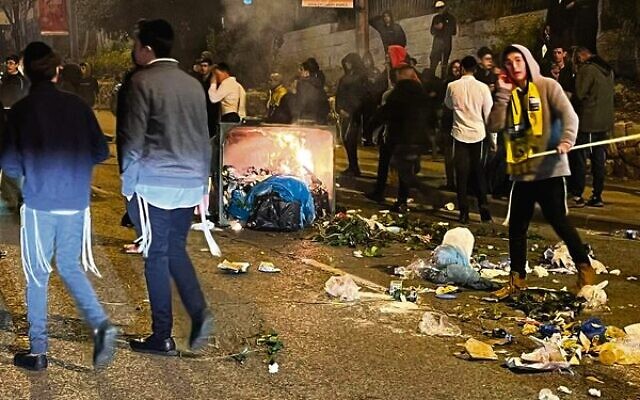 Right-wing protesters block roads and set a fire in Jerusalem. Photo: Israel Police Right-wing protesters block roads and set a fire in Jerusalem. Photo: Israel Police