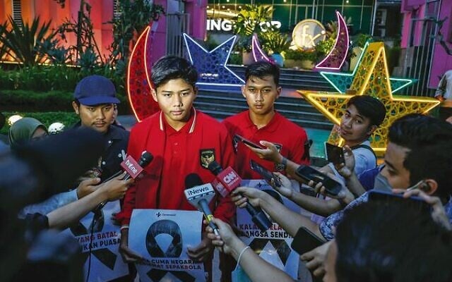 U-20 national footballers protest after FIFA stripped Indonesia of hosting rights. Photo: AAP/Mast Irham U-20 national footballers protest after FIFA stripped Indonesia of hosting rights. Photo: AAP/Mast Irham