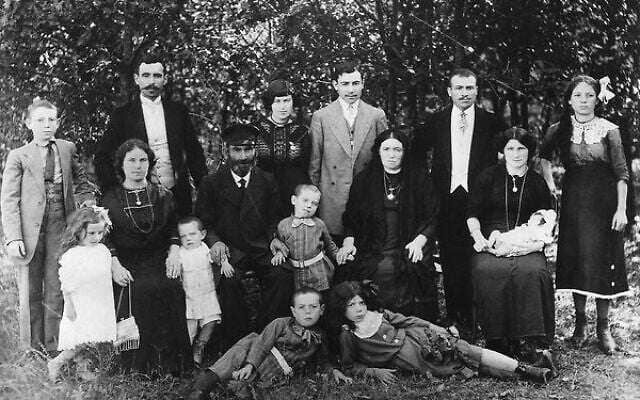 The Komesaroff family in Grafskoy, Ukraine, in 1913. The Komesaroff family in Grafskoy, Ukraine, in 1913.