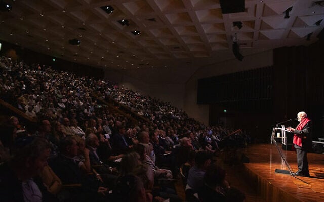Thomas Keneally AO, Booker Prize-winning author of Schindler's Ark, addressing the sell-out crowd. Photo: Giselle Haber Thomas Keneally AO, Booker Prize-winning author of Schindler's Ark, addressing the sell-out crowd. Photo: Giselle Haber