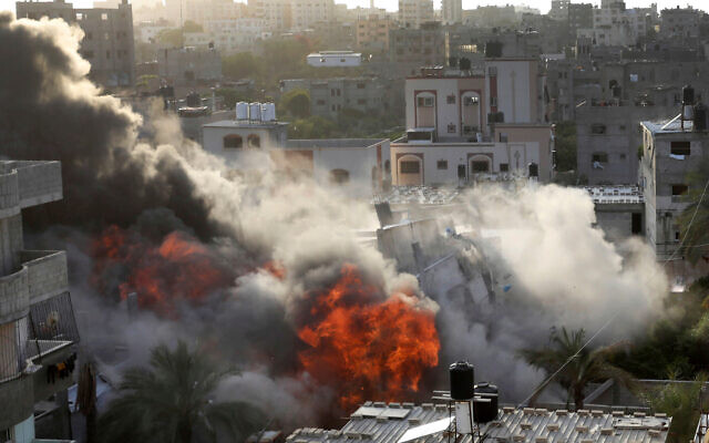 Smoke and fire rise from an explosion caused by an Israeli airstrike targeting a building in Gaza, May 13, 2023. Photo: AP/Ashraf Amra Smoke and fire rise from an explosion caused by an Israeli airstrike targeting a building in Gaza, May 13, 2023. Photo: AP/Ashraf Amra